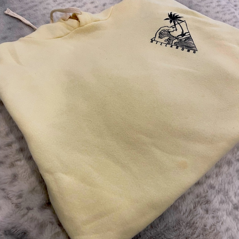 Juniors girls’ Billabong hoodie with front pockets.